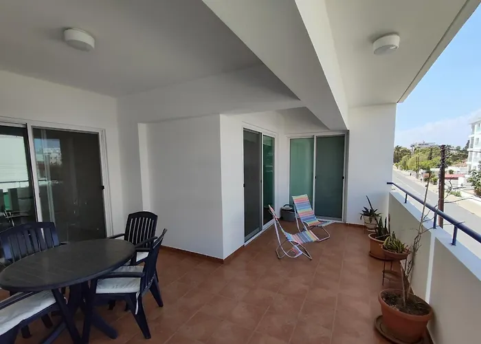 Carisa Downtown With Rooftop Pool Apartament Larnaca