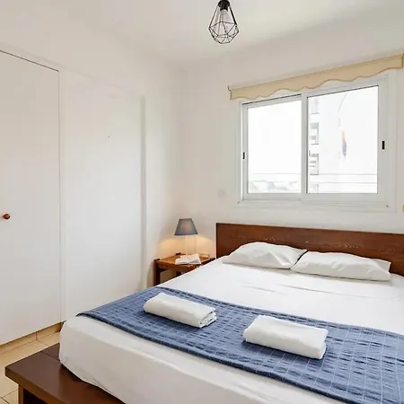 Carisa Downtown With Rooftop Pool Ларнака