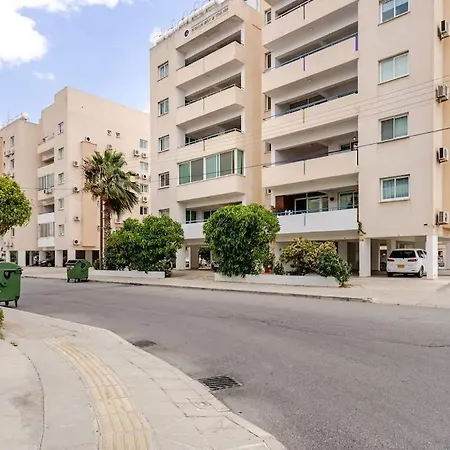 Апартаменты Carisa Downtown With Rooftop Pool *