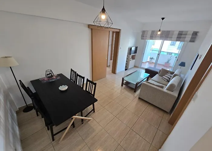 דירה Carisa Downtown With Rooftop Pool לרנקה