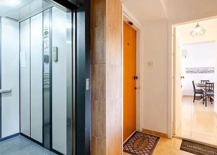 Carisa Downtown With Rooftop Pool * לרנקה